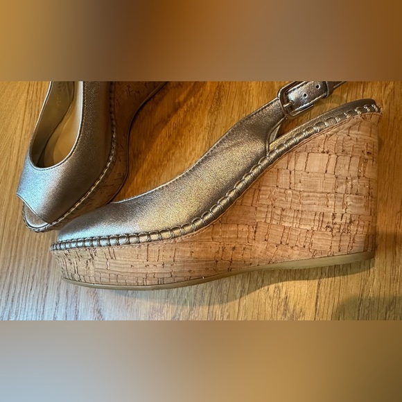 🖤 STUART WEITZMAN Brushed Gold Leather Wedge 🖤 - Picture 4 of 10